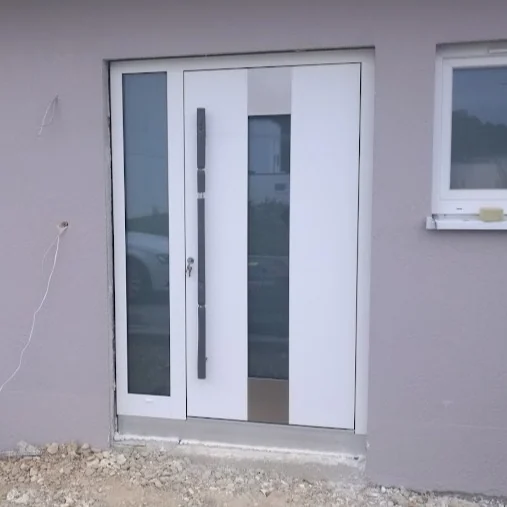 Weiße Haustür mit Seitenteil im Neubau