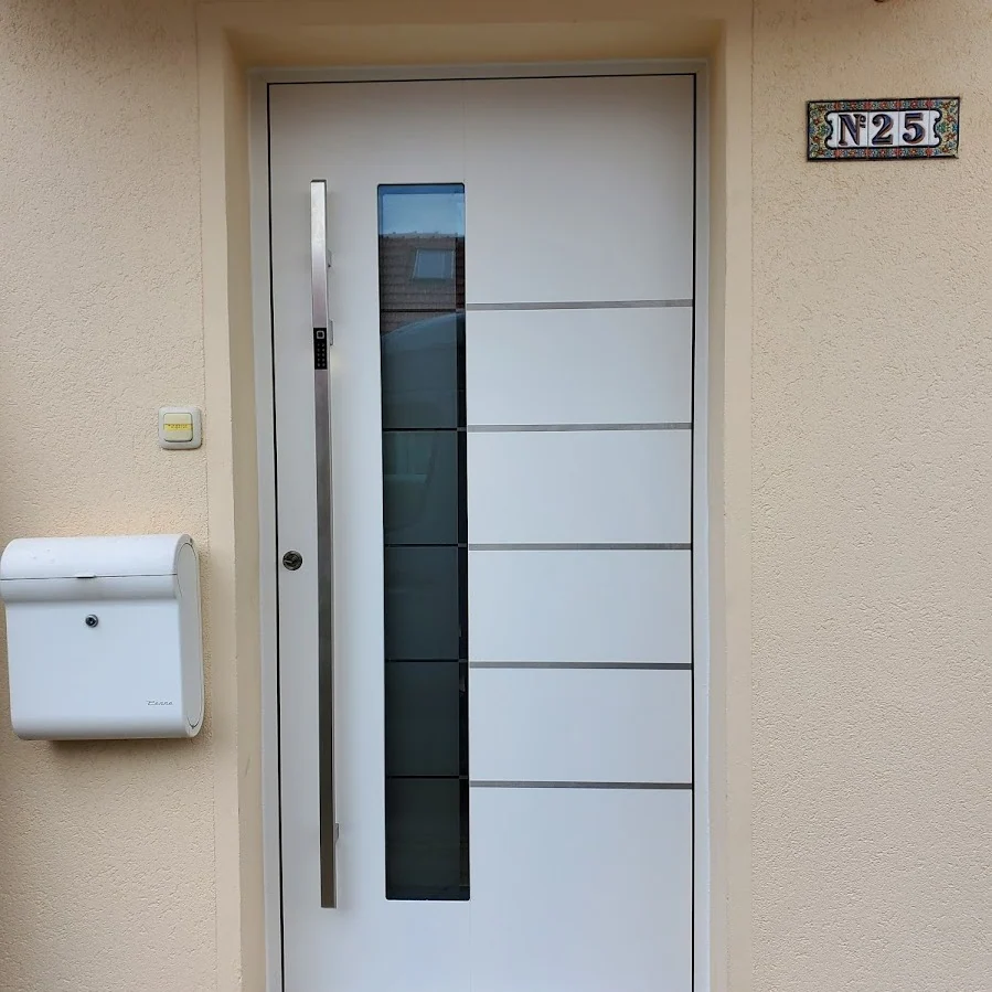Weiße Haustür mit vertikalem Glasstreifenmuster
