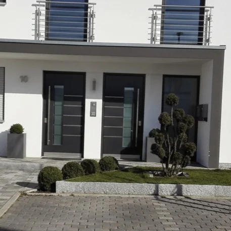Zwei Inotherm Haustüren in moderner Architektur