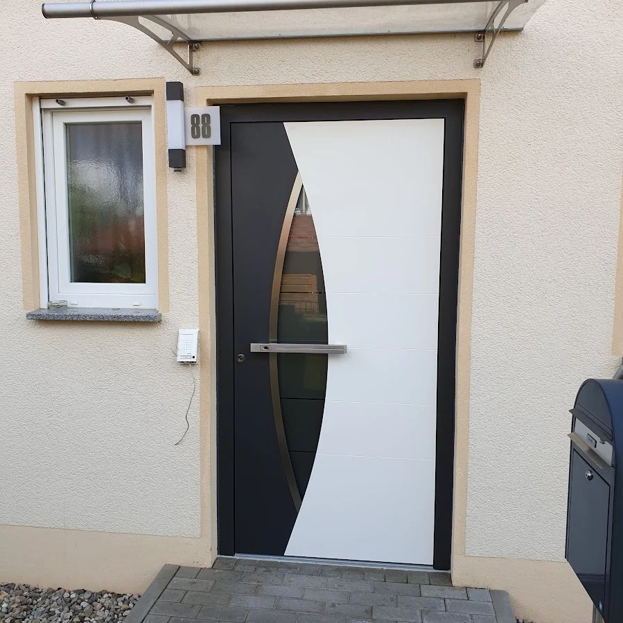 Zweifarbige Haustür Anthrazit/Weiß mit geschwungenem Glasdesign